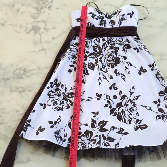 NWOT. Junior Sleeveless Floral Ruffled Edge Dress with padding and lining. - Picture 8 of 8